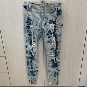 Light Wash Ripped Jeans